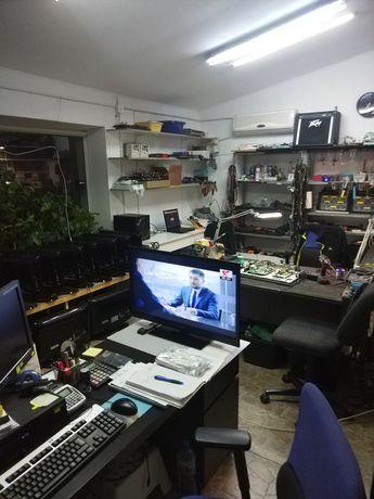 Interiorul atelierului, cu mesele de lucru și rafturile