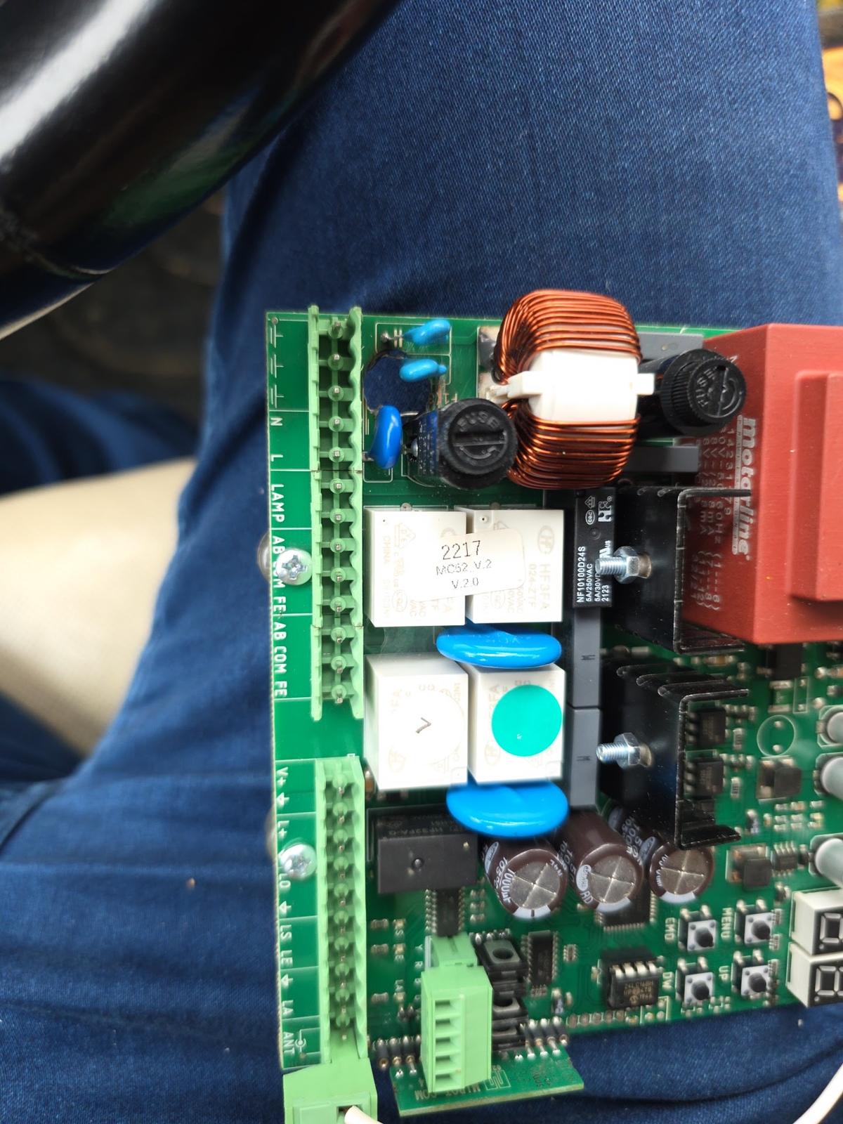 O placă electronică de centrală termică, văzută de aproape